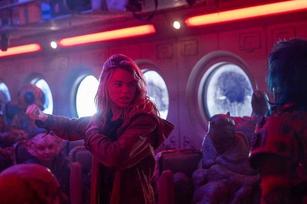 主人公スーパーガール／カーラ・ゾー＝エルを演じるミリー・オールコック [c] & TM DC [c] 2026 WBEI