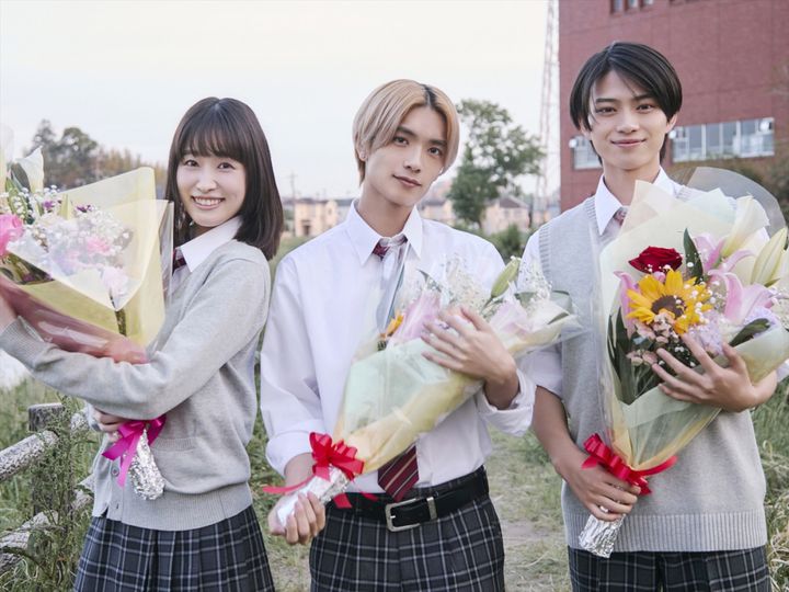 映画『山口くんはワルくない』クランクアップより（左から）高橋ひかる、高橋恭平、岩瀬洋志 （C）2026『山口くんはワルくない』製作委員会 （C）斉木 優／講談社 width=