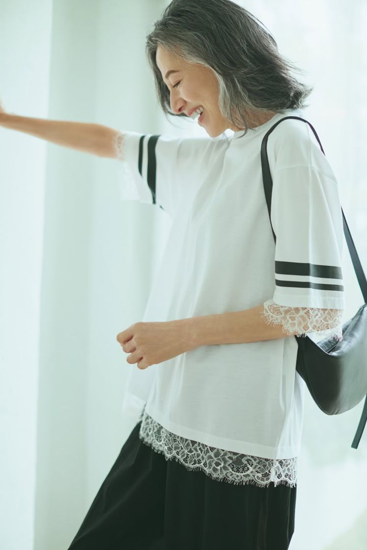 レーススリーブTシャツ¥18,700、パンツ¥35,200／ともにダブルスタンダードクロージング（フィルム）、バッグ¥31,900／バケット バゲージ（アイネックス）