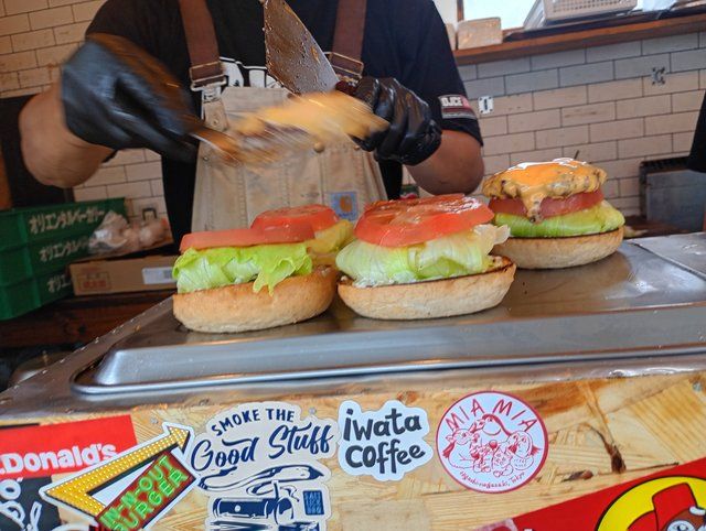 塩だけで結ぶ、ステーキのようなパティ