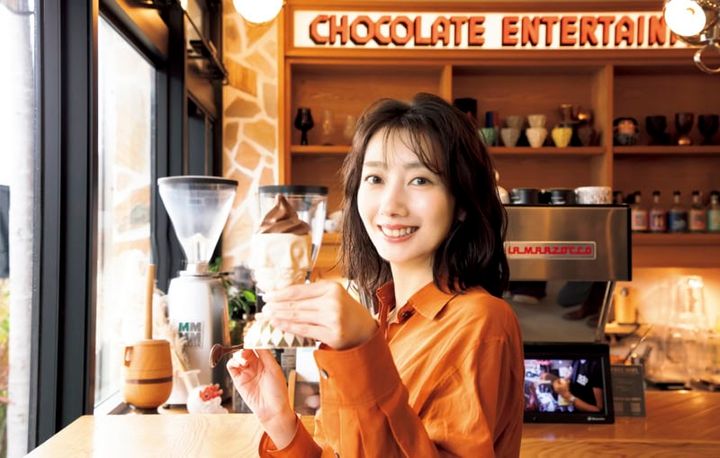 沖縄発のチョコレート専門店「タイムレスチョコレート」でソフトクリームを手に持つ波瑠さん