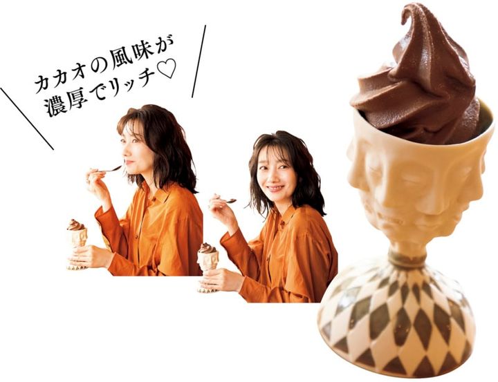 カカオ100％のコロンビア産チョコレートを使ったリッチな味わいのソフトクリーム。¥550と、ソフトクリームを食べる波瑠さん「カカオの風味が濃厚でリッチ♡」