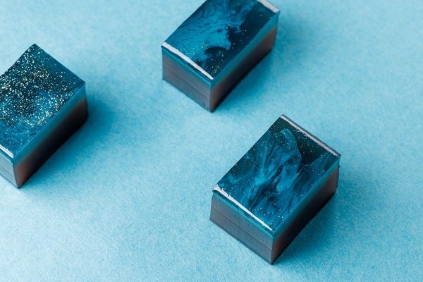 夜空を描いた夏限定羊羹「満天」に鳥取限定包装が登場！宝石のような琥珀糖もチェック