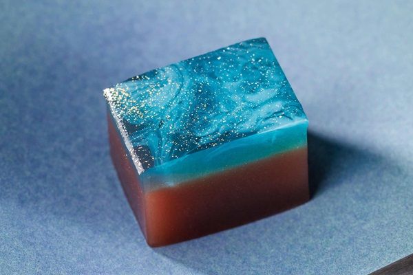 夜空を描いた夏限定羊羹「満天」に鳥取限定包装が登場！宝石のような琥珀糖もチェック