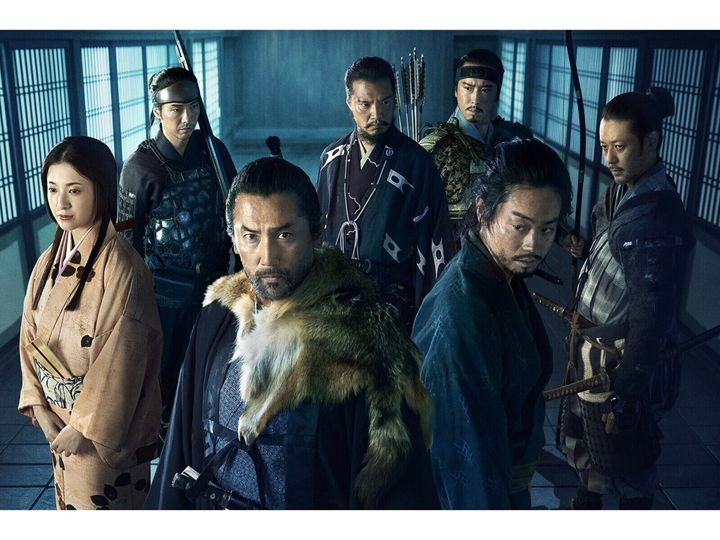 本木雅弘、菅田将暉ら日本映画界を代表する豪華キャストが集結し、黒沢清監督がメガホンをとる戦国ミステリー大作『黒牢城（こくろうじょう）』。「黒」のイメージを通して、籠城という極限状況下の人間ドラマとして昇華し、日常や秩序の崩壊を描いています。