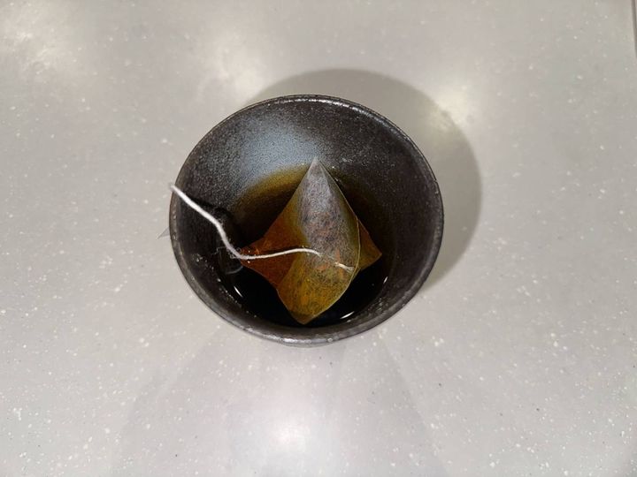 清水紅茶を淹れたコップ
