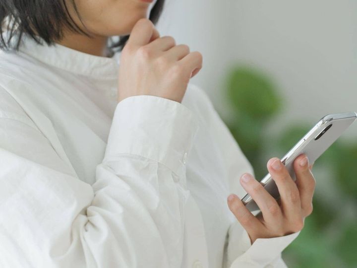 【医師が回答】2026年6月、コストコのハイローラーでO157食中毒が発生し、10歳未満の男児が重症化したと報じられました。O157はわずか100個程度の菌数で感染が成立するほど感染力が強く、加熱しないお総菜は特に注意が必要です。分かりやすく解説します。（※画像：Shutterstock.com）