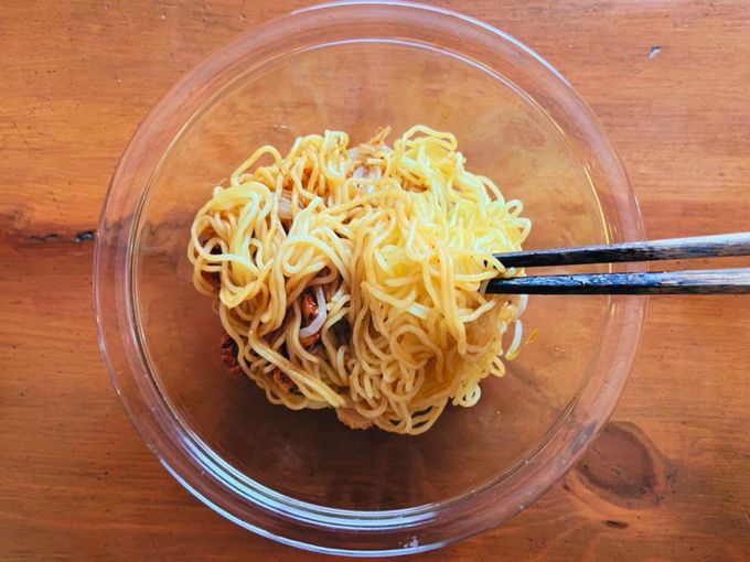 【笑えるくらい簡単なレシピ】野菜は切らない！ 火は使わない！ レンチンで作る「焼かない焼きそば」・なにもしたくない日のひらめきレシピ1の画像5