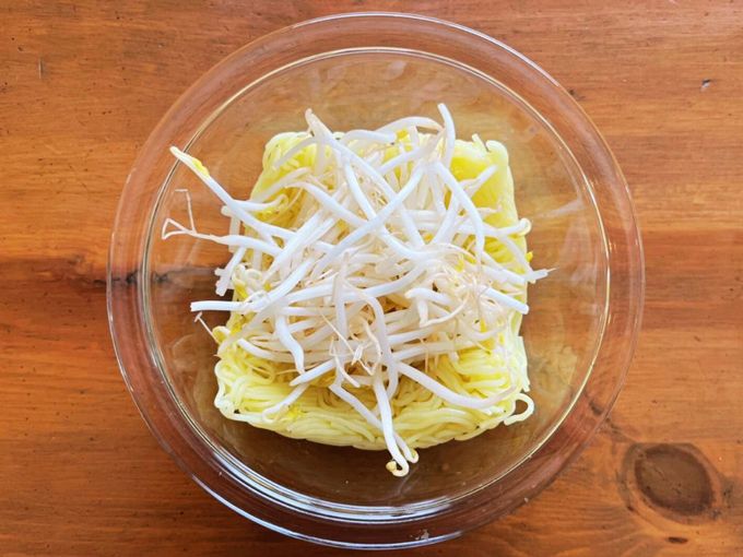 【笑えるくらい簡単なレシピ】野菜は切らない！ 火は使わない！ レンチンで作る「焼かない焼きそば」・なにもしたくない日のひらめきレシピ1の画像2
