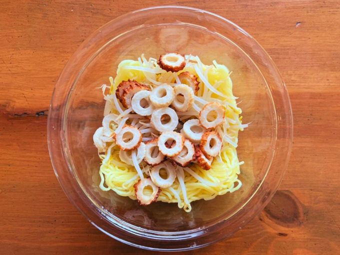 【笑えるくらい簡単なレシピ】野菜は切らない！ 火は使わない！ レンチンで作る「焼かない焼きそば」・なにもしたくない日のひらめきレシピ1の画像4