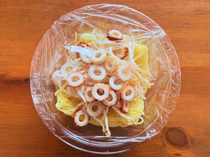 【笑えるくらい簡単なレシピ】野菜は切らない！ 火は使わない！ レンチンで作る「焼かない焼きそば」・なにもしたくない日のひらめきレシピ1の画像3