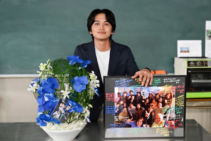 ドラマ『サバ缶、宇宙へ行く』クランクアップを迎えた北村匠海 （C）フジテレビ width=