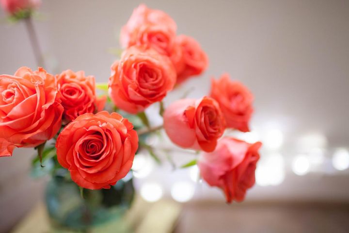 オレンジ色のバラを8～9輪、ガラスの花瓶に生けました。部屋にぽっと灯りがともったようで気持ちが明るくなります。