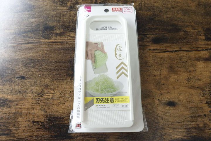 商品パッケージに入った白い厚み調節スライサー