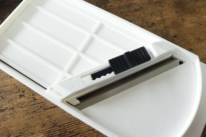スライサーの裏側にある厚み調節用の黒いレバー