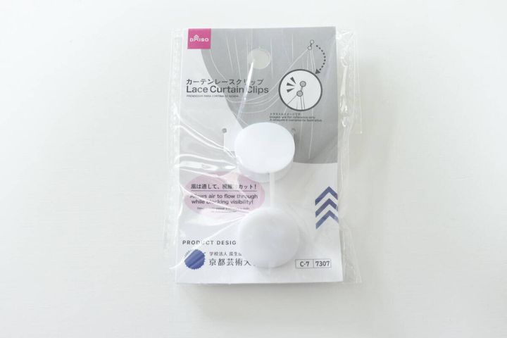 白いパッケージに入ったダイソーのカーテンレースクリップ