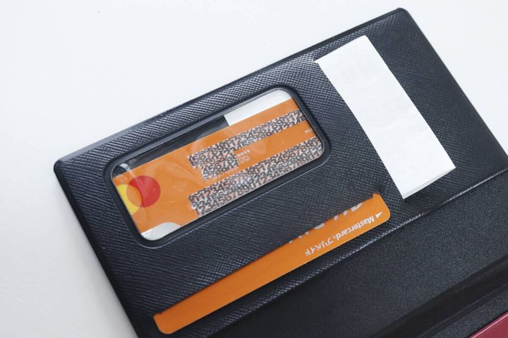 パスケースの窓付きポケットにカード、隣にレシートが収納されている
