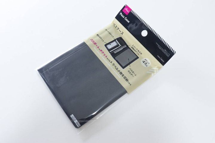 ダイソーの黒いパスケースがパッケージに入った斜めからの写真
