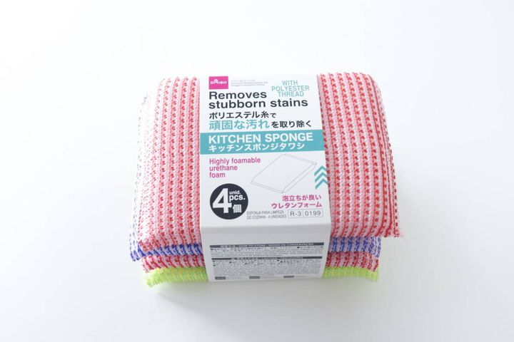 パッケージに入ったカラフルなキッチンスポンジタワシ4個