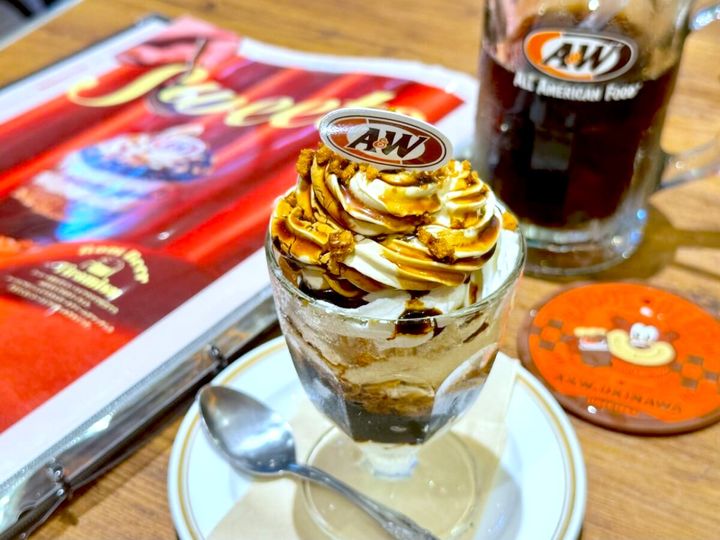 【沖縄ローカルファストフード「A&W」】初のレストラン「A&W カジュアルダイニング」ルートビアティラミス パフェ