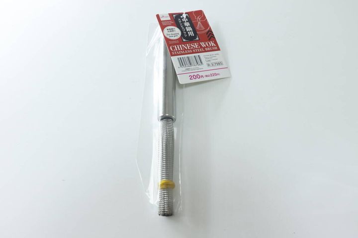 透明な袋に入ったダイソー中華鍋用ステンレスブラシの全体像