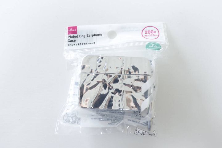 「カバンメッキ色イヤホンケース」と書かれたダイソー商品のパッケージ