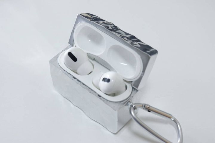 シルバーのメッキ色イヤホンケースにAirPods Proを装着した状態