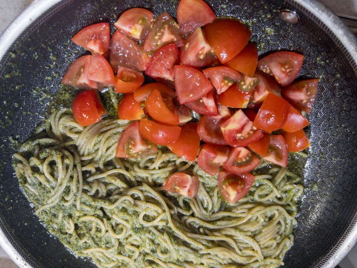 フライパンのしそベーゼパスタの上にカットしたミディトマトが加えられている