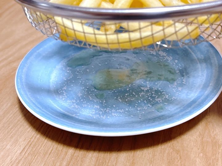 網目のすき間から油が落ちる