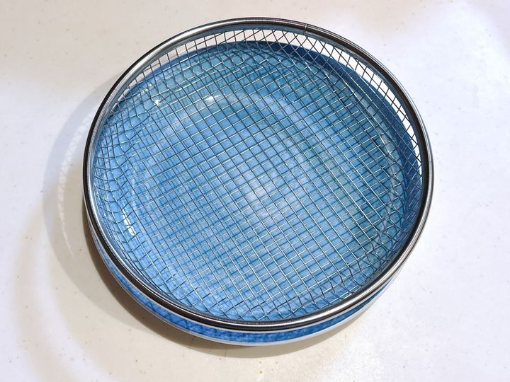 皿の上に重ねれば、そのまま油切、食器としても使える