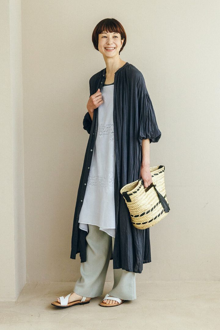2Wayメッシュベスト¥21,000／ボールジィ（トゥモローランド）、ブレスレット¥26,400／プラウ、サンダル¥28,600／ジェーブイエーエム（プレインピープル青山）