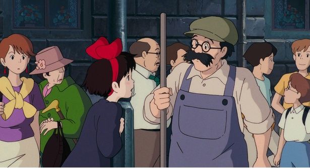 キキにデッキブラシを貸したと誇らしげにするおじさんの後ろに注目！ [c] 1989 Eiko Kadono/Hayao Miyazaki/Studio Ghibli, N