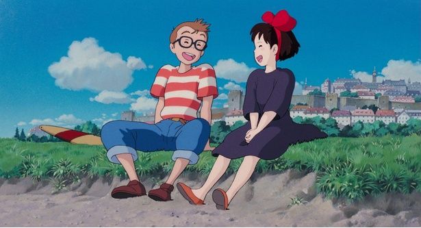 空を飛ぶキキに興味津々のトンボ [c] 1989 Eiko Kadono/Hayao Miyazaki/Studio Ghibli, N