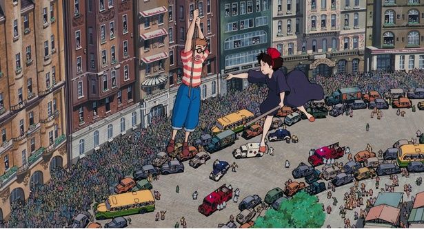 空を飛ぶことができなくなったキキだったが、トンボのためにデッキブラシで空へ [c] 1989 Eiko Kadono/Hayao Miyazaki/Studio Ghibli, N