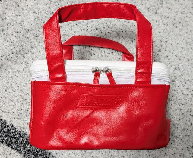 Coleman保冷バッグ RED正面。レッドのPU素材にコールマンロゴのエンボス加工