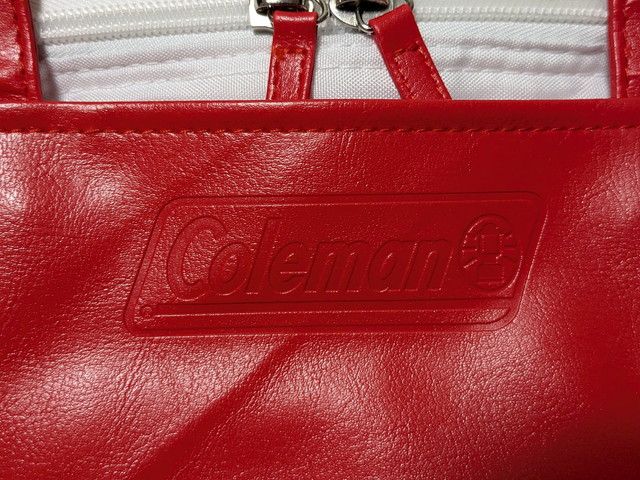 Coleman保冷バッグのロゴエンボスのアップ。レッドのPU素材にコールマンロゴが型押しされている