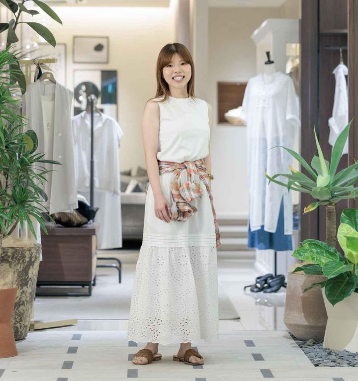 画像: ノースリーブTシャツ￥14,960・エンブロイダリースカート￥25,960・腰に巻いたシャツ￥23,980（２３区）