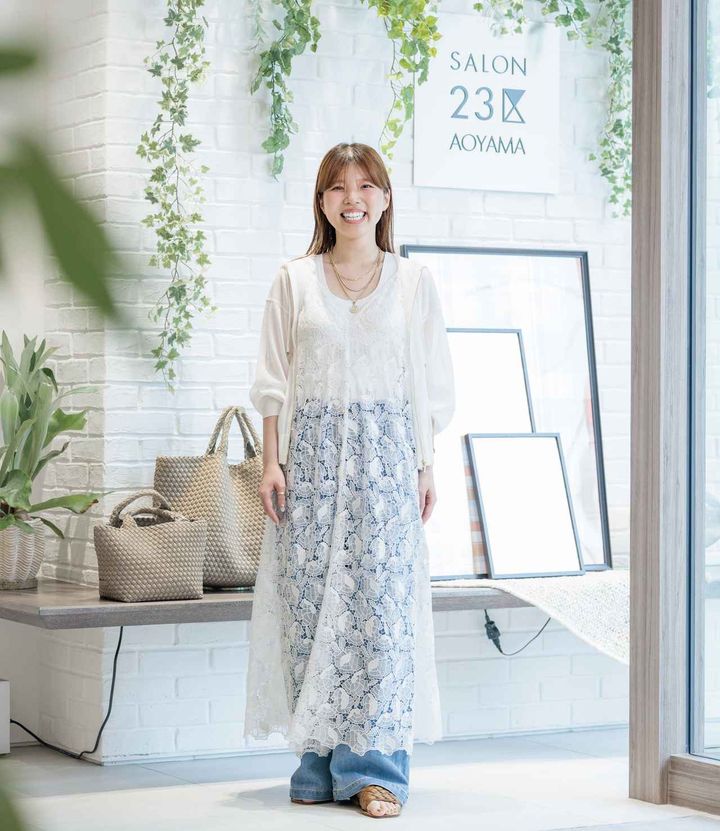 画像: シアーニットパーカー￥19,910・キャミソールワンピース￥42,900・タンクトップ￥9,900・デニム￥23,980・3連ネックレス￥9,900（２３区）