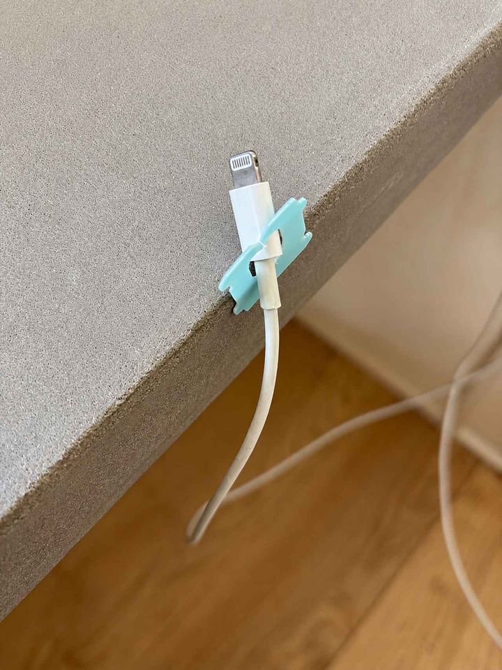 画像: 充電ケーブルの落下防止に
