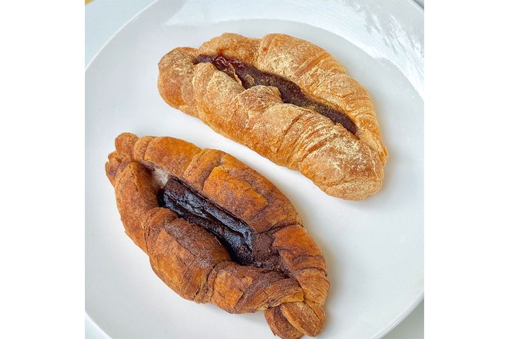 （写真・上）餅っと食感クロッチ 黒蜜きなこ、（写真・下）餅っと食感クロッチ チョコ／各￥213（税込み）