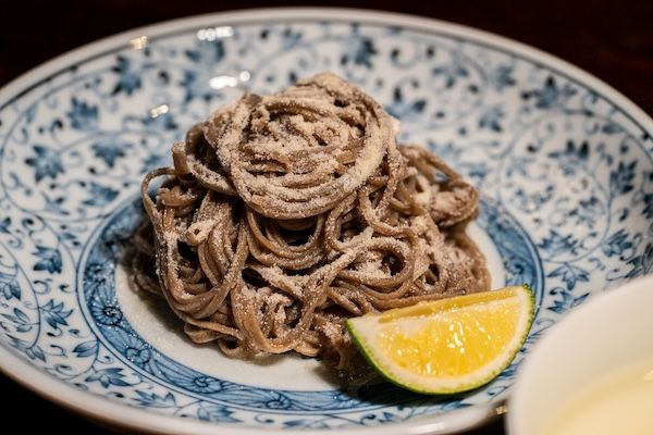 【東京都中央区】厳選食材を妥協なき“衣”で堪能。天ぷらを軸とした日本料理店「汽素火」の新・食体験
