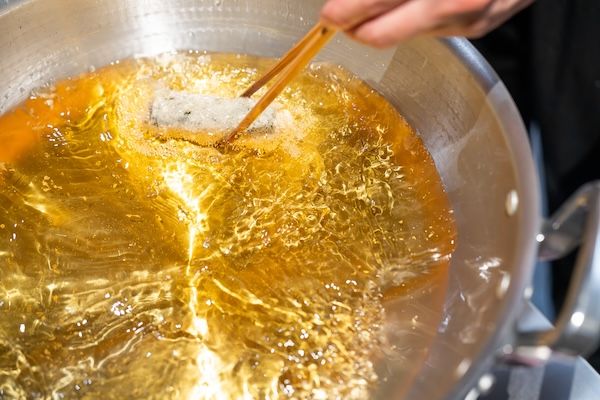 【東京都中央区】厳選食材を妥協なき“衣”で堪能。天ぷらを軸とした日本料理店「汽素火」の新・食体験