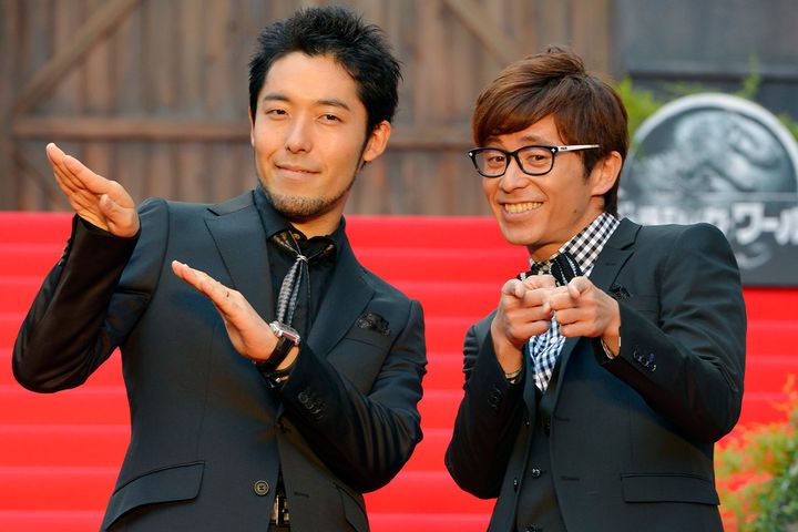 お笑いコンビ・オリエンタルラジオの中田敦彦さん（左）と藤森慎吾さん（2015年7月15日、時事通信フォト）