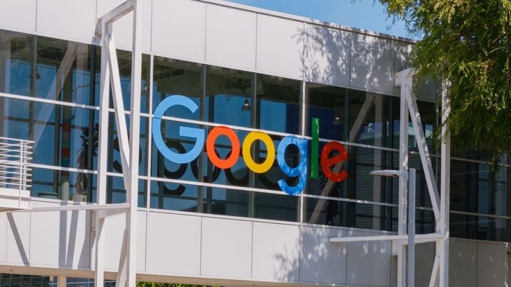 Googleのロゴの入った建物