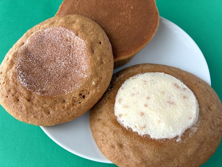 「塩気しっかり！」「やさしい黒糖感！」【セブン】「クッキー入り雪塩使用クリームの黒糖みつパンケーキ」