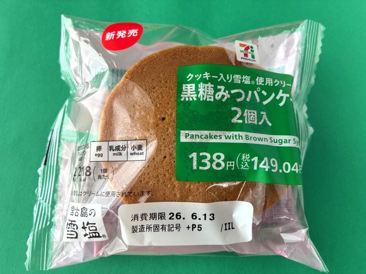 「塩気しっかり！」「やさしい黒糖感！」【セブン】「クッキー入り雪塩使用クリームの黒糖みつパンケーキ」