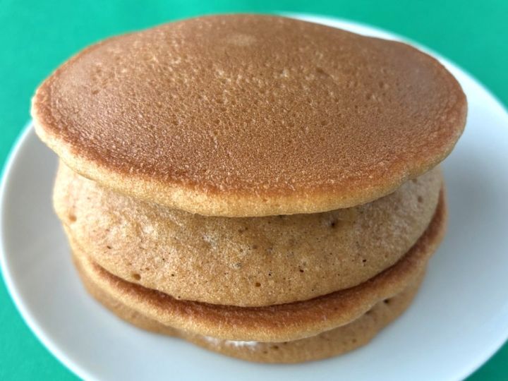 「塩気しっかり！」「やさしい黒糖感！」【セブン】「クッキー入り雪塩使用クリームの黒糖みつパンケーキ」