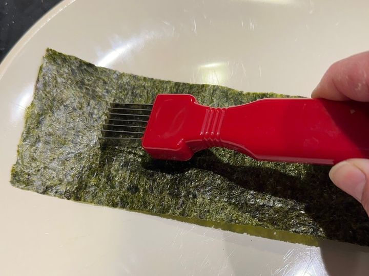 穴を開けることでのりがかみ切りやすくなる