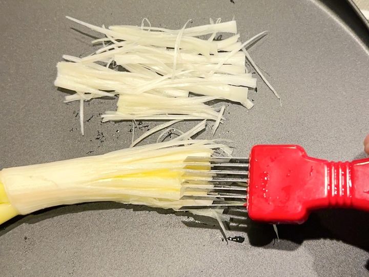 ネギを少しずつ回転させながら動かす