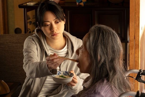 【写真を見る】山下リオ演じる主人公の佳奈は、介護を通じ、パラノイア的な恐怖に苛まれていく… [c]2026「遺愛」製作委員会